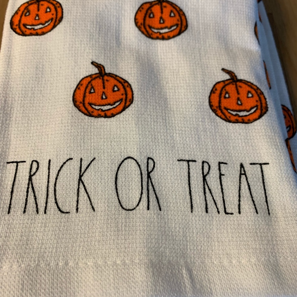 Rae Dunn “Trick Or Treat” LL Pumpkin 2PC Towel Set - Picture 4 of 8
